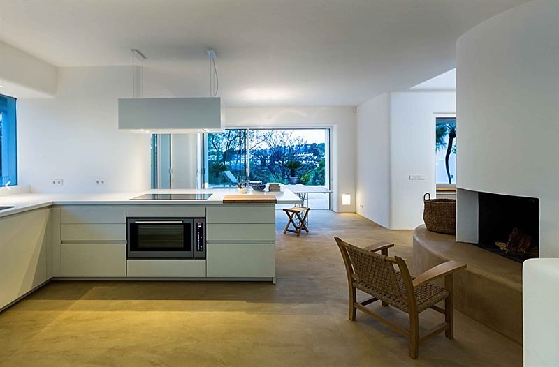 Cocina abierta al salón con isla y office