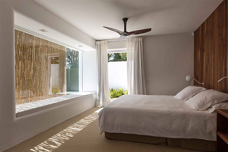 Dormitorio con celosía de cañizo y salida al patio
