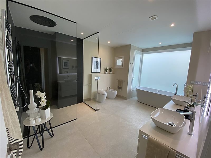 Baño principal con bañera exenta, doble lavabo y ducha acristalada