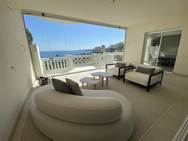 Terraza principal con zona de estar y vistas al mar en Las Dunas 609