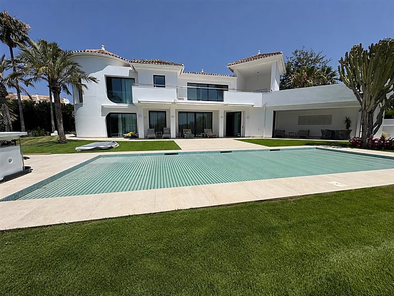 Fachada posterior de Villa Helecho con piscina y porche acristalado