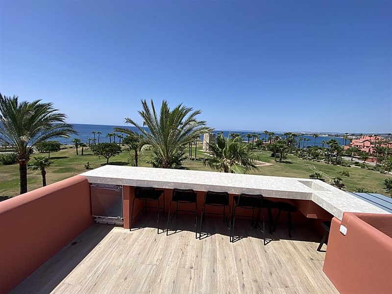 Terraza superior con barra exterior y vistas al mar en Torre Bermeja 921