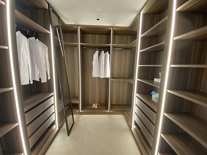 Vestidor a medida con iluminación LED integrada